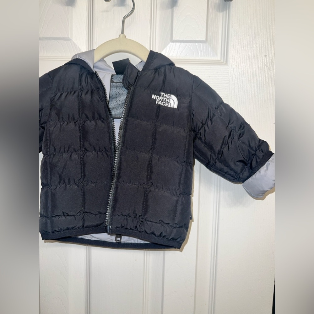 The North Face Baby reversible coat
Size: 3-6 months 
Brand new 
Great condition